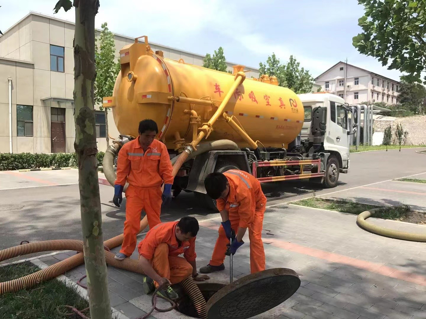 百色管道疏通车停在窨井附近