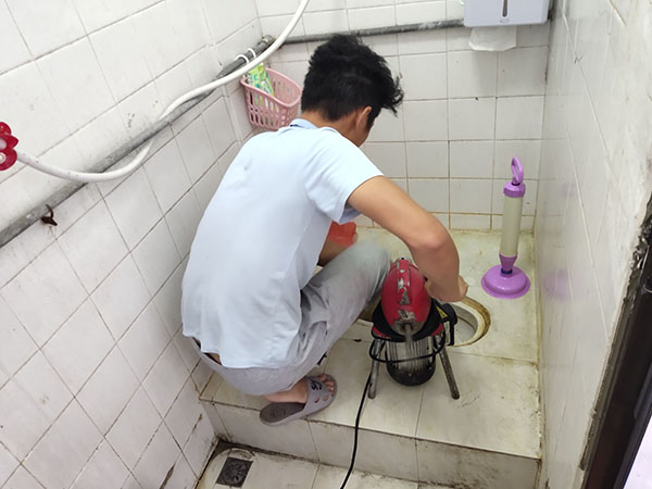 百色肥皂掉到马桶里把马桶堵住了怎么办？马桶堵住了怎么办