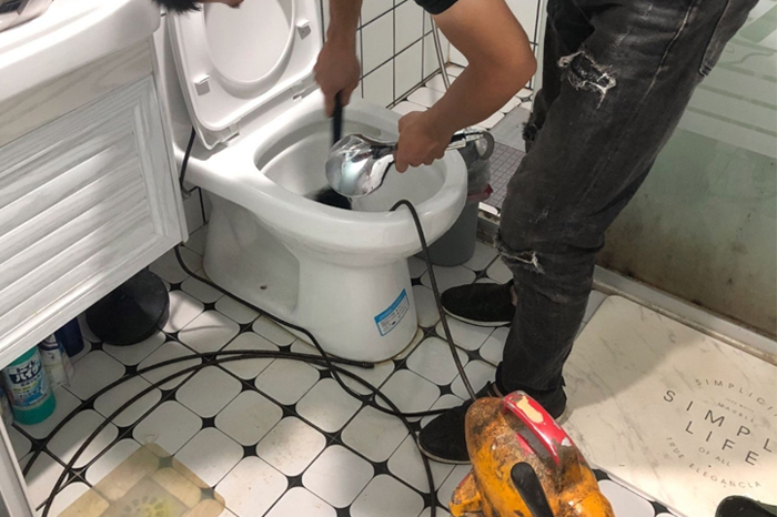 百色马桶堵塞自己疏通还是找师傅？专业上门服务让你省时更省心