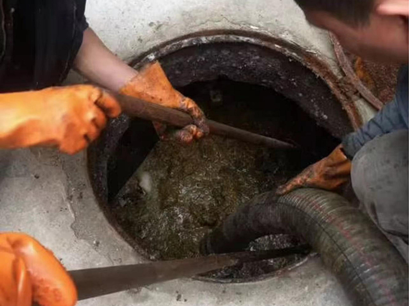 百色清理化粪池时如何避免沼气的危害？